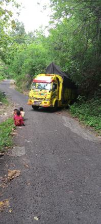 Evakuasi armada truk yang terperosok