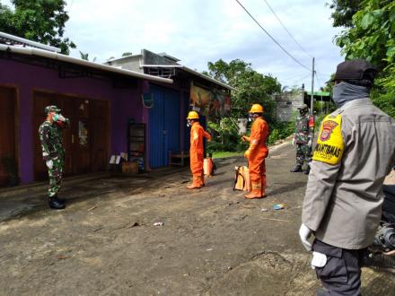 Giat penyemprotan Desinfeksi Rumah Positif Covid-19