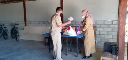      Droping logistik bagi keluarga yang terpapar covid-19